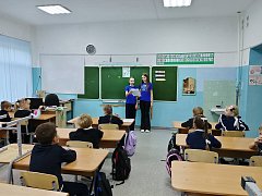 Юные инспекторы из 6 «А» поговорили с первоклассниками о правилах безопасности.