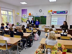 Юные инспекторы из 6 «А» поговорили с первоклассниками о правилах безопасности.