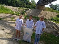 Волонтеры Лысых Гор собрали мусор в прибрежной зоне 