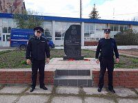 В Лысых Горах полицейские возложили цветы к мемориалу участников  ликвидации аварии на ЧАЭС