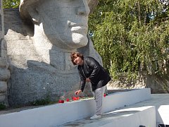 В Лысых Горах к памятнику воинам, погибшим в Великую Отечественную войну, возложили цветы