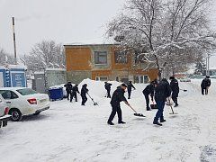 Вторую неделю идет борьба со снегом