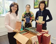 Лысогорцы подарили книги библиотеке