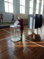 Участковые избирательные комиссии встречают первых голосующих