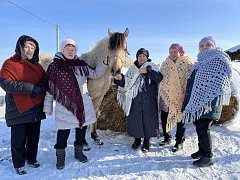 Получатели социальных услуг Лысогорского района посетили конно-туристический клуб «Добрая лошадь» в поселении Родославное