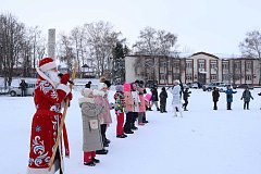 В Лысых Горах открыли главную новогоднюю елку