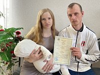 Многодетная молодая семья Епифановых из Лысогорского района пополнилась четвёртым ребенком.