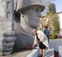 В День единых действий в память о геноциде советского народа возложили цветы к памятникам 