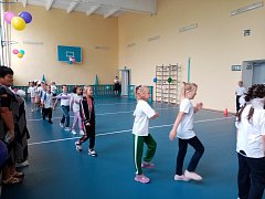 В отремонтированном спортзале школы села Новая Красавка проходят занятия физкультурой