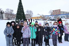 В Лысых Горах открыли главную новогоднюю елку