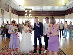 Глава района поздравила пару, сыгравшую свадьбу в День молодежи