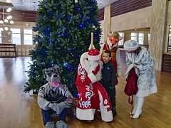 Театрализованное представление: во Дворце культуры Волк с Лисой хотели украсть мешок Деда Мороза