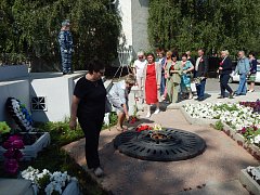В Лысых Горах к памятнику воинам, погибшим в Великую Отечественную войну, возложили цветы