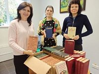 Лысогорцы подарили книги библиотеке