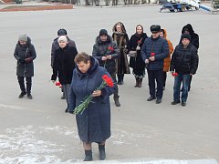 В день героев Отечества глава Лысогорского района возложила цветы к бюстам Героев Советского Союза.