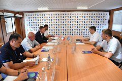 Глава Росавтодора и врио Губернатора Роман Бусаргин осмотрели объекты, строящиеся по нацпроекту «Безопасные и качественные дороги», провели совещание.