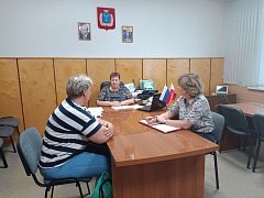 Сегодня глава Лысогорского района Валентина Фимушкина провела прием граждан - членов семей участников специальной военной операции.