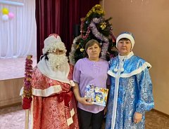 Сотрудники библиотеки села Чадаевка организовали эрудит-кофе «Новогодняя мозаика» 