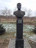 В день героев Отечества глава Лысогорского района возложила цветы к бюстам Героев Советского Союза.