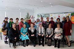 В Лысогорской  библиотеке состоялся новогодний маскарад для участников клуба «Нескучный сад»