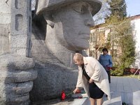 В День единых действий в память о геноциде советского народа возложили цветы к памятникам 